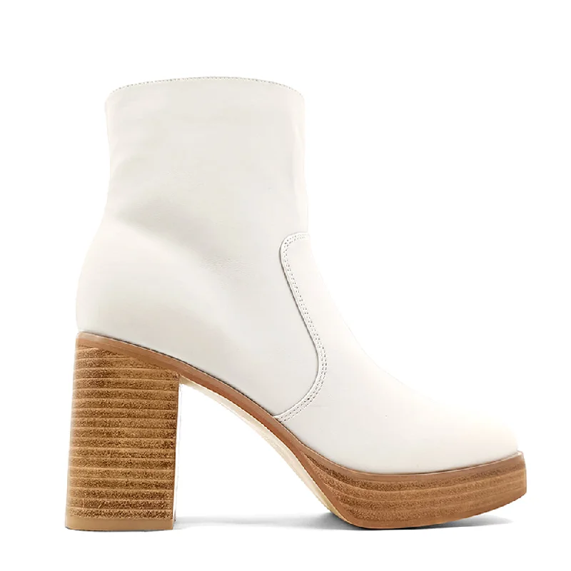 Budget Saver Vernita Round Toe Platform Boots