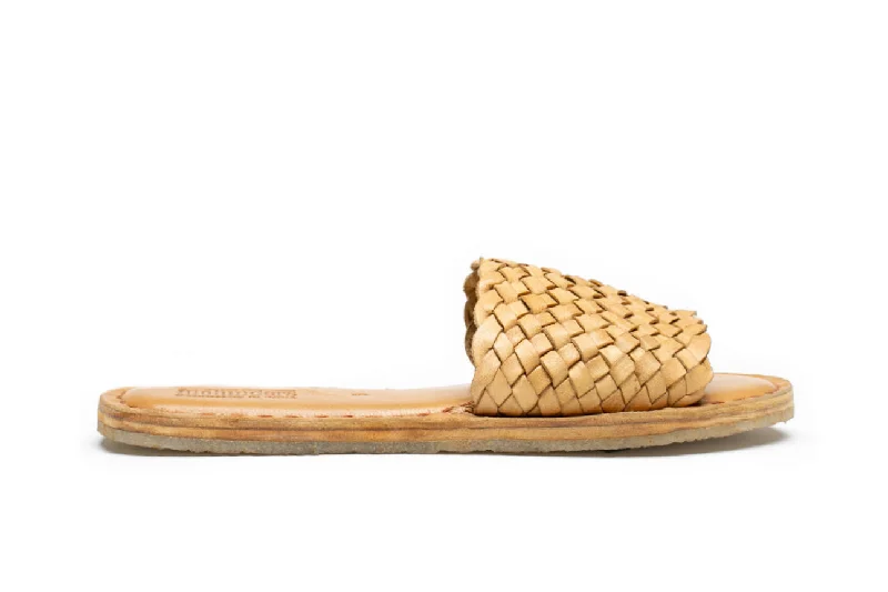 Sophisticated Street Style Offers Women's Woven Sandal in Honey